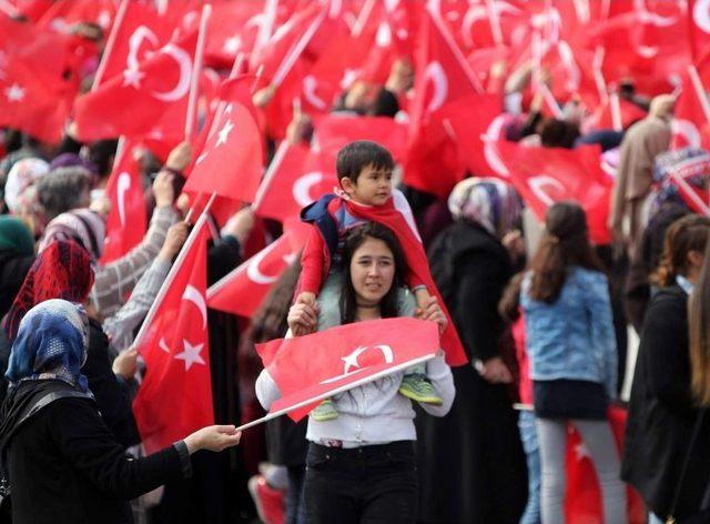 Başbakan Yıldırım’ın Miting Yapacağı Alana Dev Pankart