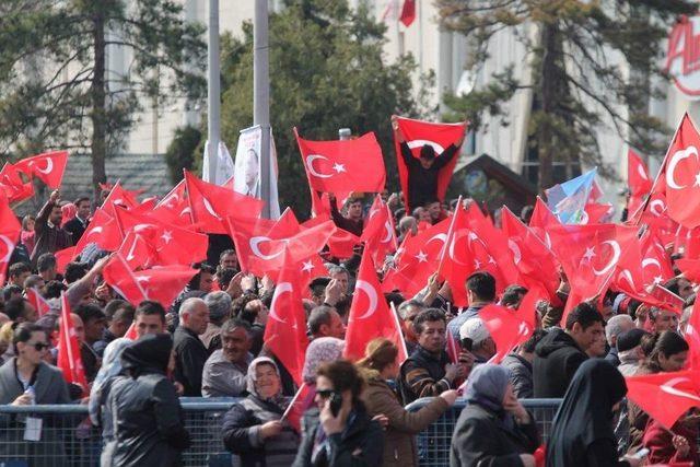 Başbakan Yıldırım’ın Miting Yapacağı Alana Dev Pankart