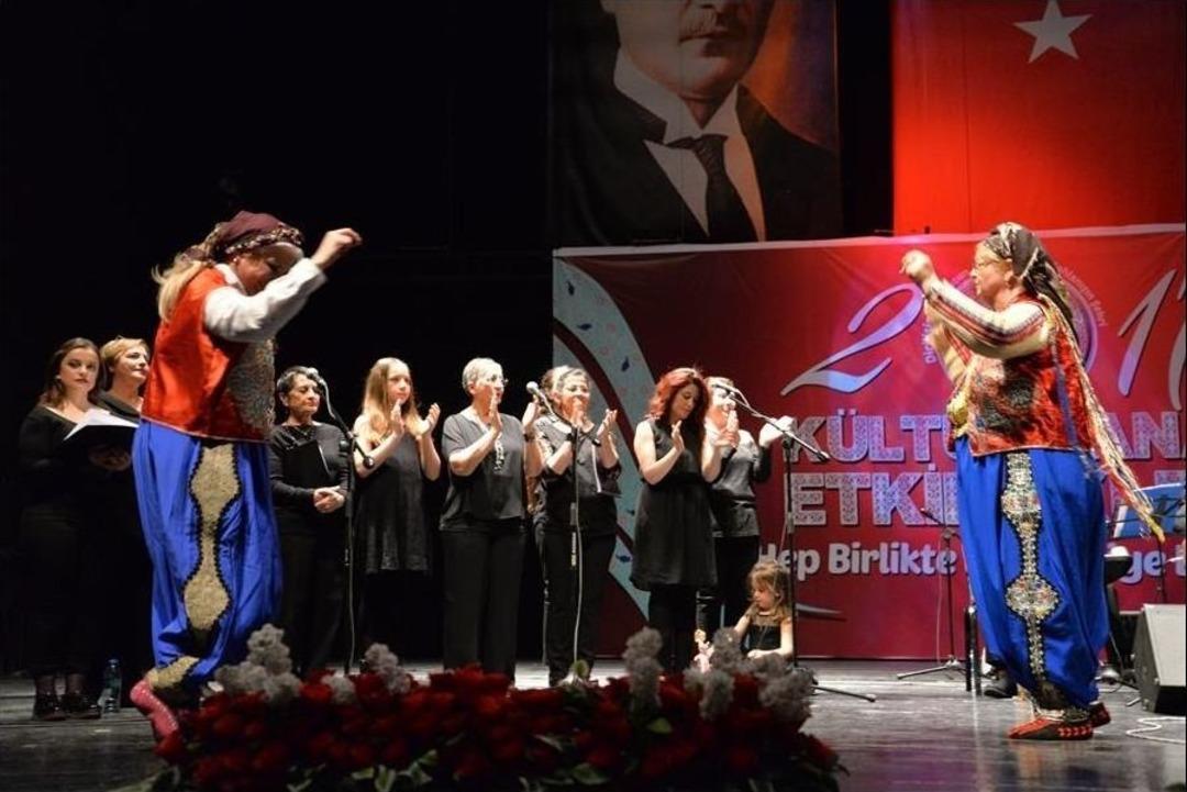 Gen&ccedil;leşen T&uuml;rk&uuml;ler Konseri Mest Etti