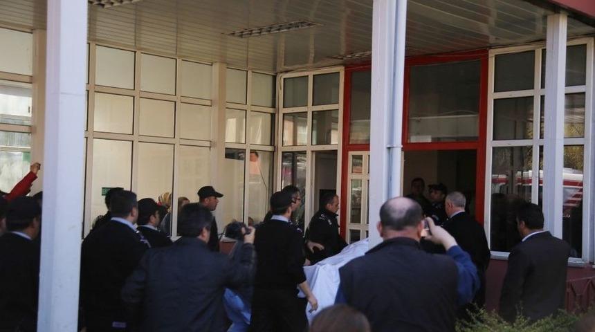 &Ccedil;apa Tıp Fak&uuml;ltesinde G&ouml;&ccedil;&uuml;k Altında Kalan İş&ccedil;i Kurtarıldı