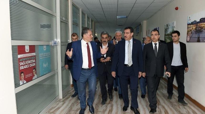 Bakan T&uuml;fenkci Yaşam Ve Spor Merkezinde İncelemelerde Bulundu