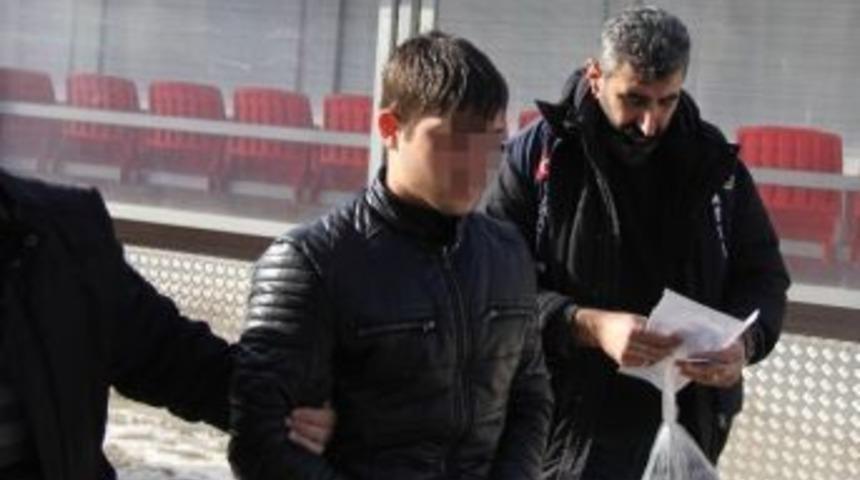 Bı&ccedil;aklanan Kızı Kurtarmak İsteyen Genci Boynundan Bı&ccedil;aklayan Şahıs Yakalandı