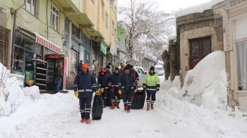 Temizlik İş&ccedil;ilerinin Zorlu Kış Mesaisi