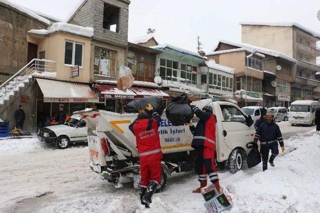 Temizlik İş&ccedil;ilerinin Zorlu Kış Mesaisi 1