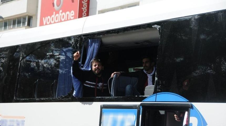 Elazığsporlu Taraftarları Taşıyan Otob&uuml;se Saldırı İddiası