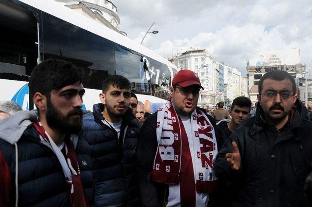 Elazığsporlu Taraftarları Taşıyan Otobüse Saldırı İddiası