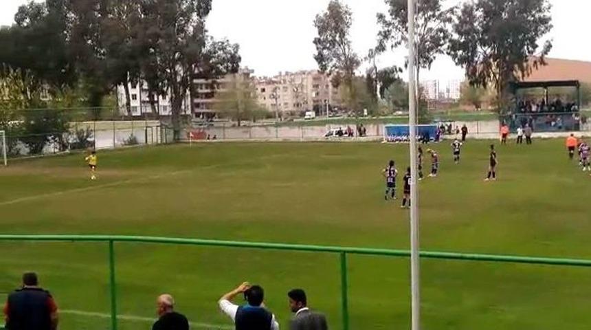 Futbol Sahalarında G&ouml;r&uuml;lmeyen Olay; Top 15 Dakika Boyunca Kalecide Kaldı!