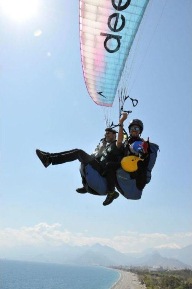 Otizmli &Ccedil;ocukların Yama&ccedil; Paraş&uuml;t&uuml; Mutluluğu 3