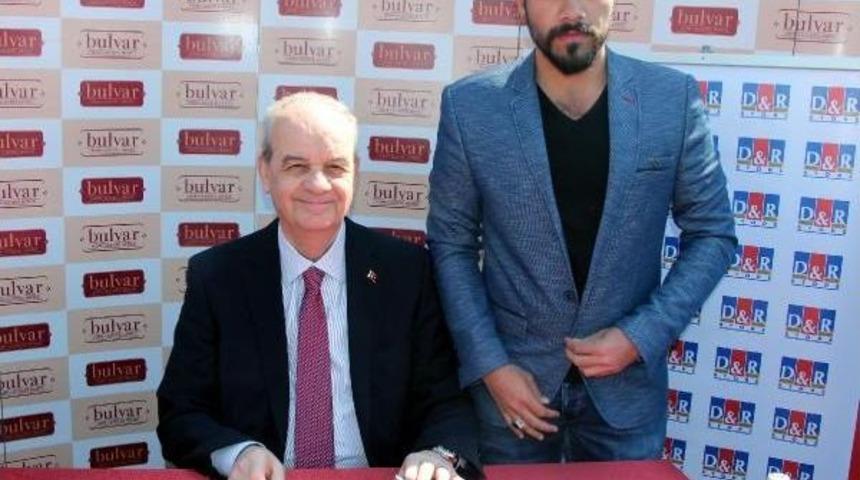 İker Başbuğ, Samsun'da Kitaplarını Imzaladı