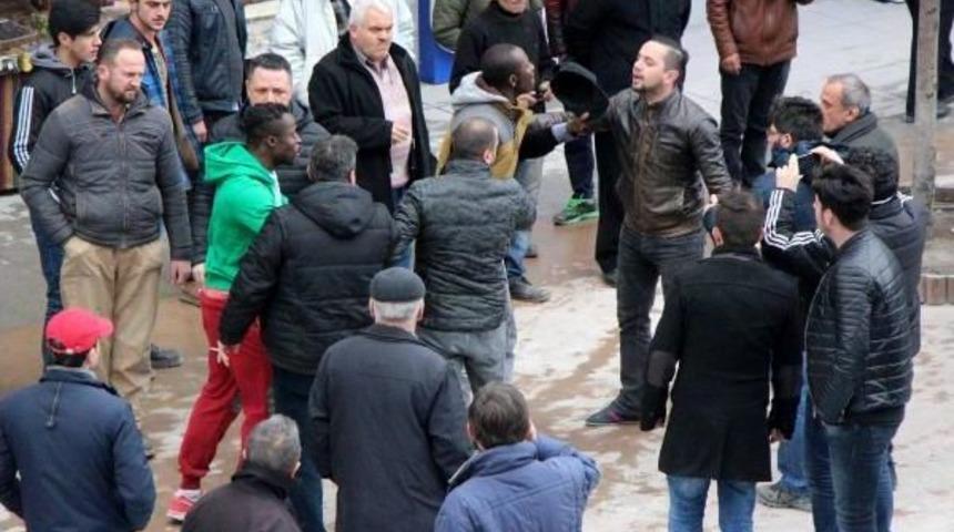 Nijeryalı Iki &Ouml;ğrenci Ile T&uuml;rk Gencin 'laf Atma' Kavgası