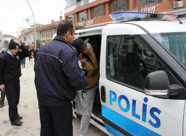 Nijeryalı Iki Öğrenci Ile Türk Gencin 'laf Atma' Kavgası