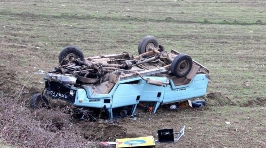 Freni Patlayan Kamyonet Tarlaya U&ccedil;tu: 5 Yaralı