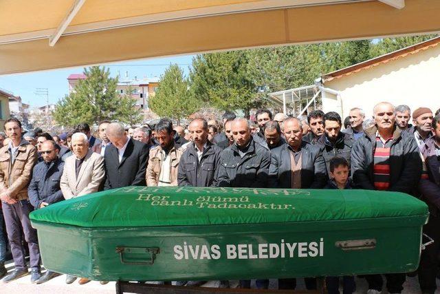 Sivas’ta Mermer Bloklarının Arasına Sıkışarak Ölen 2 İşçi Toprağa Verildi