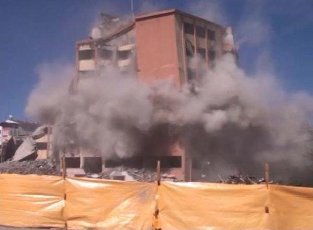 Bina Yıkımını &Ccedil;ay I&ccedil;erek Izlediler 1