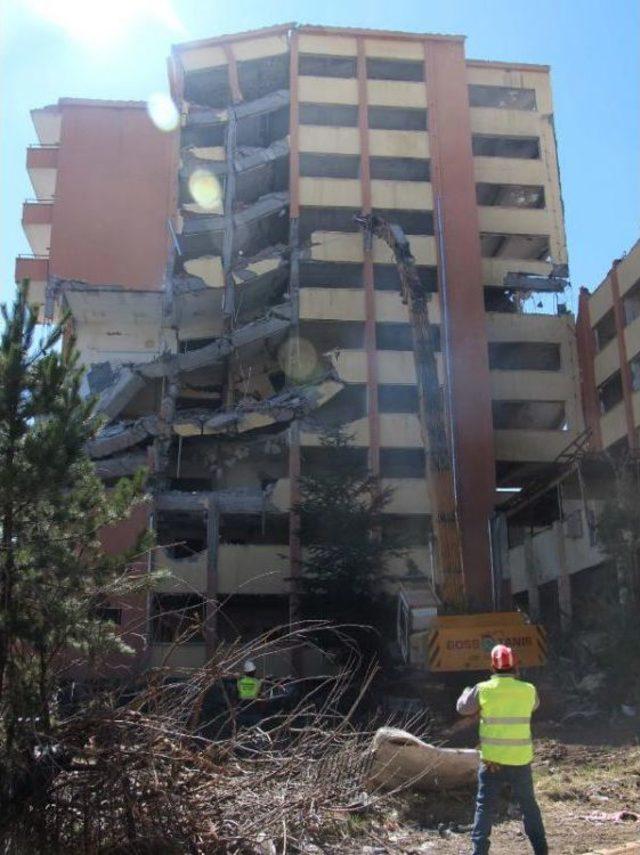 Bina Yıkımını &Ccedil;ay I&ccedil;erek Izlediler 2