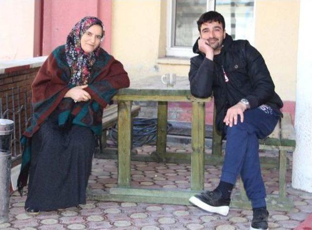 Bina Yıkımını &Ccedil;ay I&ccedil;erek Izlediler 3