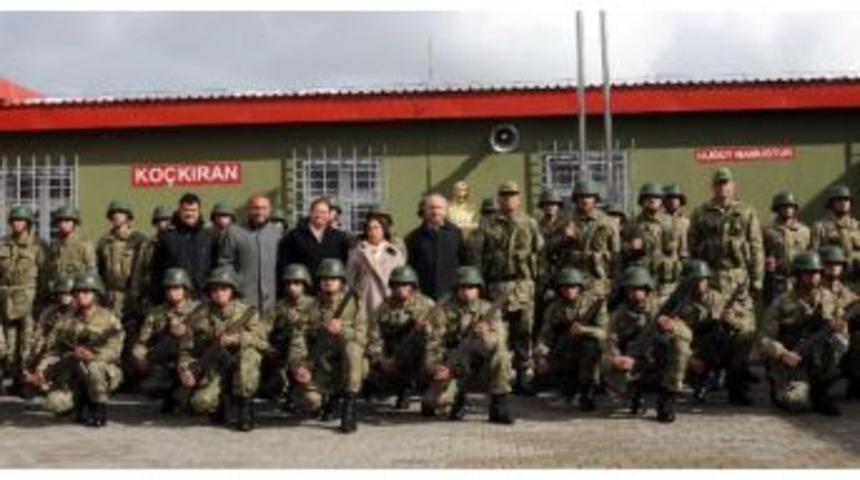 Bakan Işık: Devlet Protokolünde Yer Alanların Tören Mangası Ile Hatıra Fotoğrafı Çektirmesi Tsk'da Genel Bir Uygulamadır