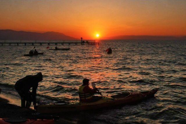 Kanolar İle Göle İznik Yazdılar