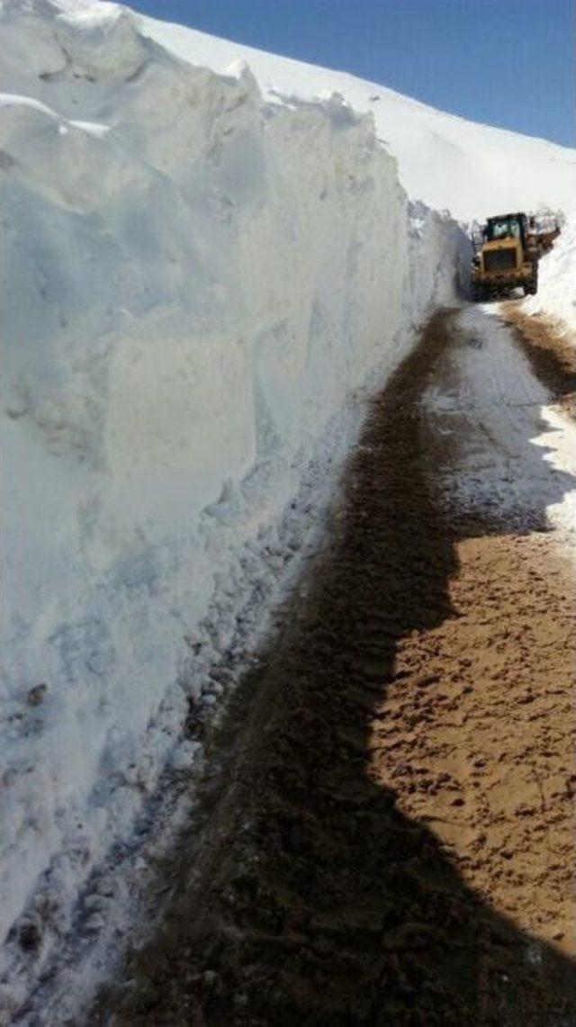 Başkale’de Yollu Kapalı Olan Mahalleler Ulaşıma Açıldı.