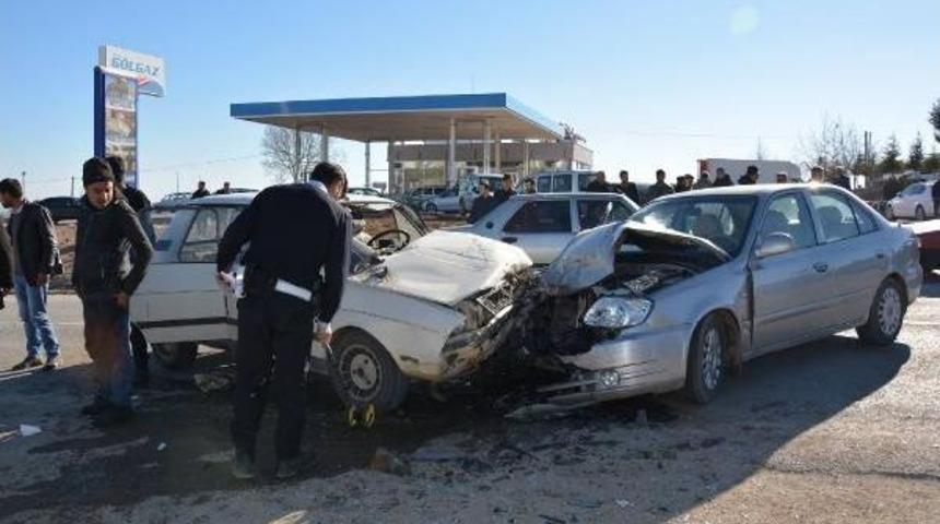 Hasta Buzağıyı Taşıyan Otomobil Kaza Yaptı: 4 Yaralı