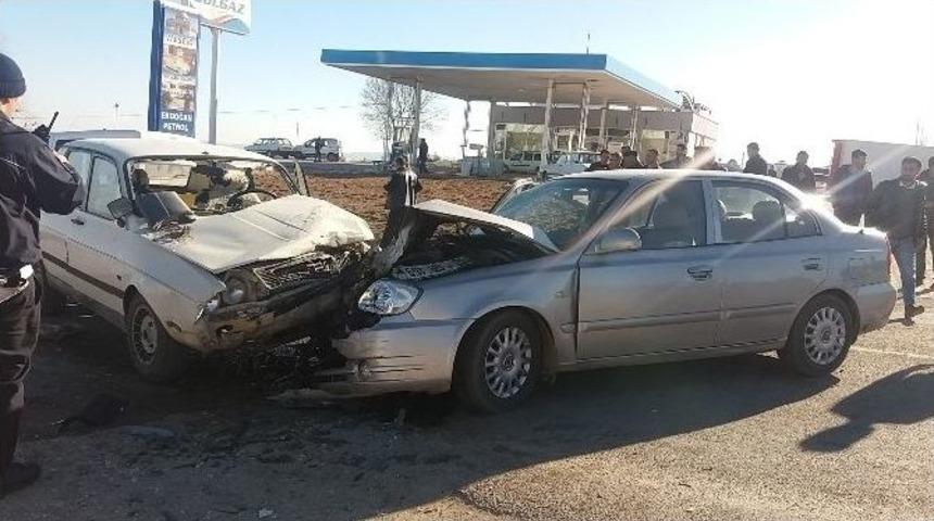 Adıyaman&rsquo;da 3 Otomobil &Ccedil;arpıştı: 2 Yaralı