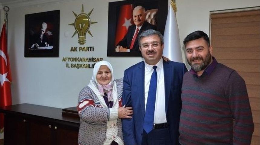 70 Yaşındaki Zehra Nineden Ak Parti İl Başkanlığı&rsquo;na &ldquo;evet&rdquo; Ziyareti