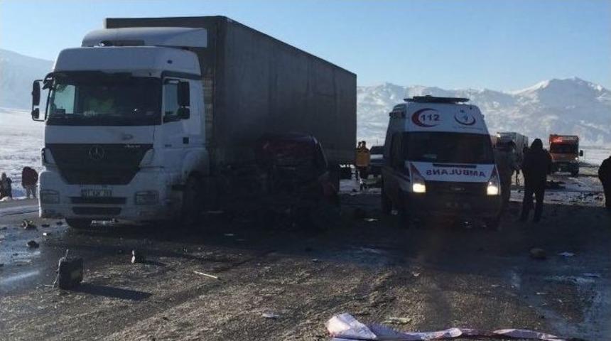 Ağrı&rsquo;da Trafik Kazası: 2 &Ouml;l&uuml;, 1 Yaralı