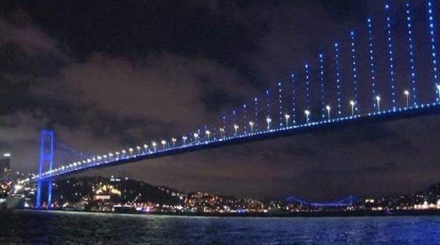 Otizm Farkındalık G&uuml;n&uuml;'nde Işıklar Mavi Yandı