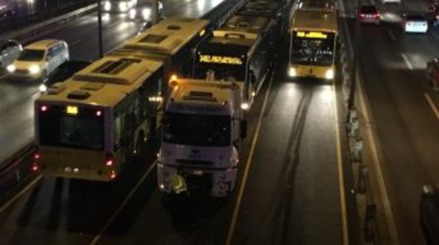 Metrob&uuml;s Arızası Uzun Kuyruklar Oluşturdu