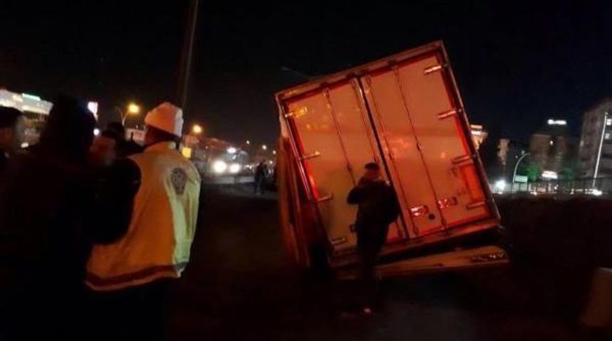 D-100 Karayolunda Et Y&uuml;kl&uuml; Tır Devrildi