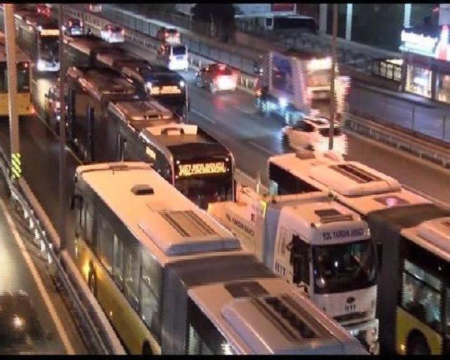 Metrobüs Arızalandı Uzun Kuyruklar Oluştu