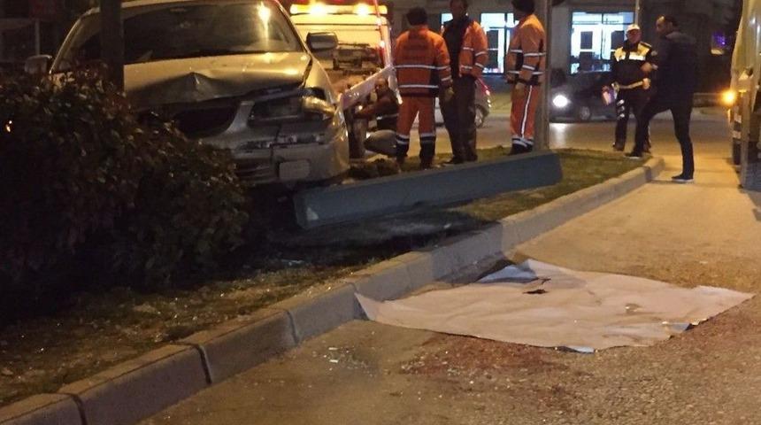 &Ouml;nce Reklam Tabelasını Sonra İki Kişiyi Ezdi