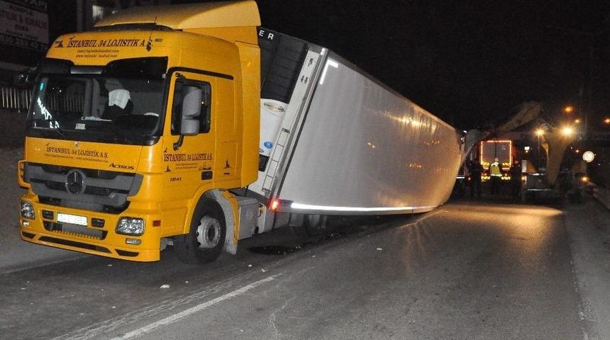 Gebze&rsquo;de Tır Yan Yattı, İstanbul Y&ouml;n&uuml; Trafiğe Kapandı