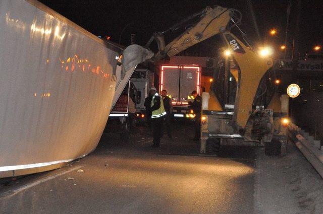 Gebze’de Tır Yan Yattı, İstanbul Yönü Trafiğe Kapandı