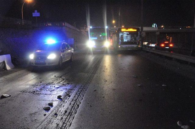 Gebze’de Tır Yan Yattı, İstanbul Yönü Trafiğe Kapandı