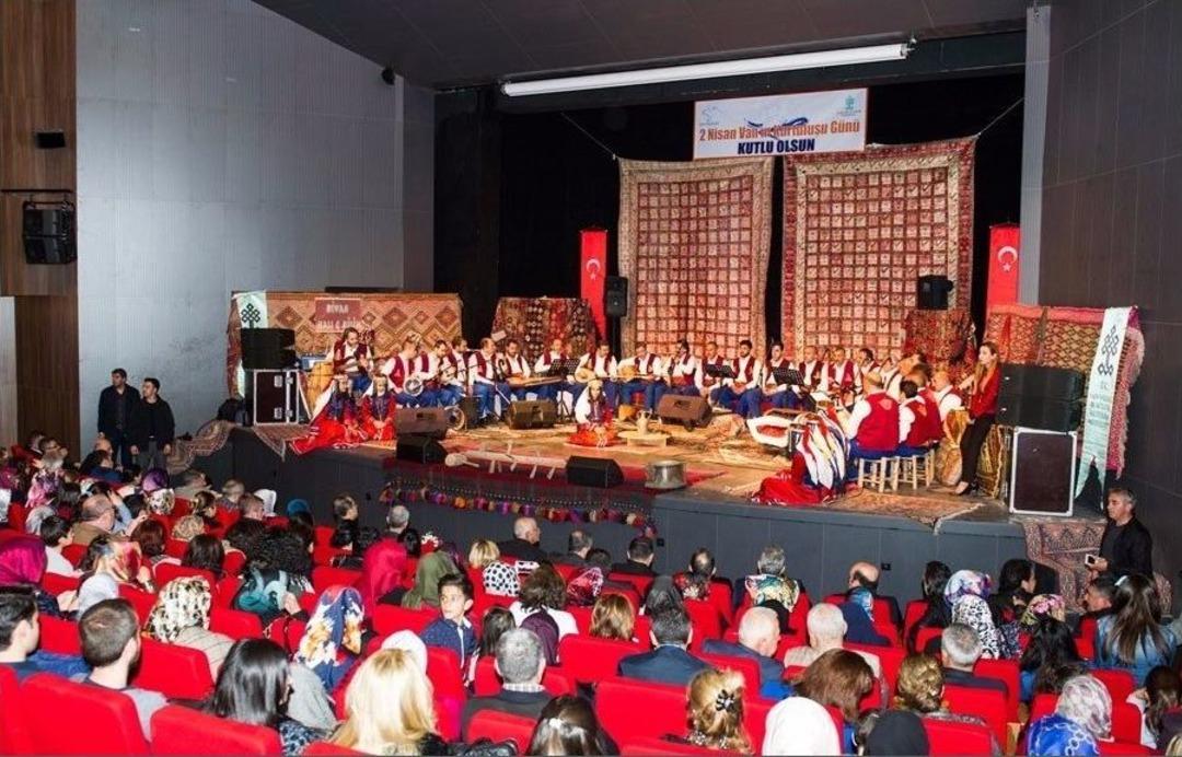 Van Valisi Taşyapan, Van&rsquo;ın Kurtuluş Yıl D&ouml;n&uuml;m&uuml; Dolayısıyla D&uuml;zenlenen T&uuml;rk Halk M&uuml;ziği Konserine Katıldı