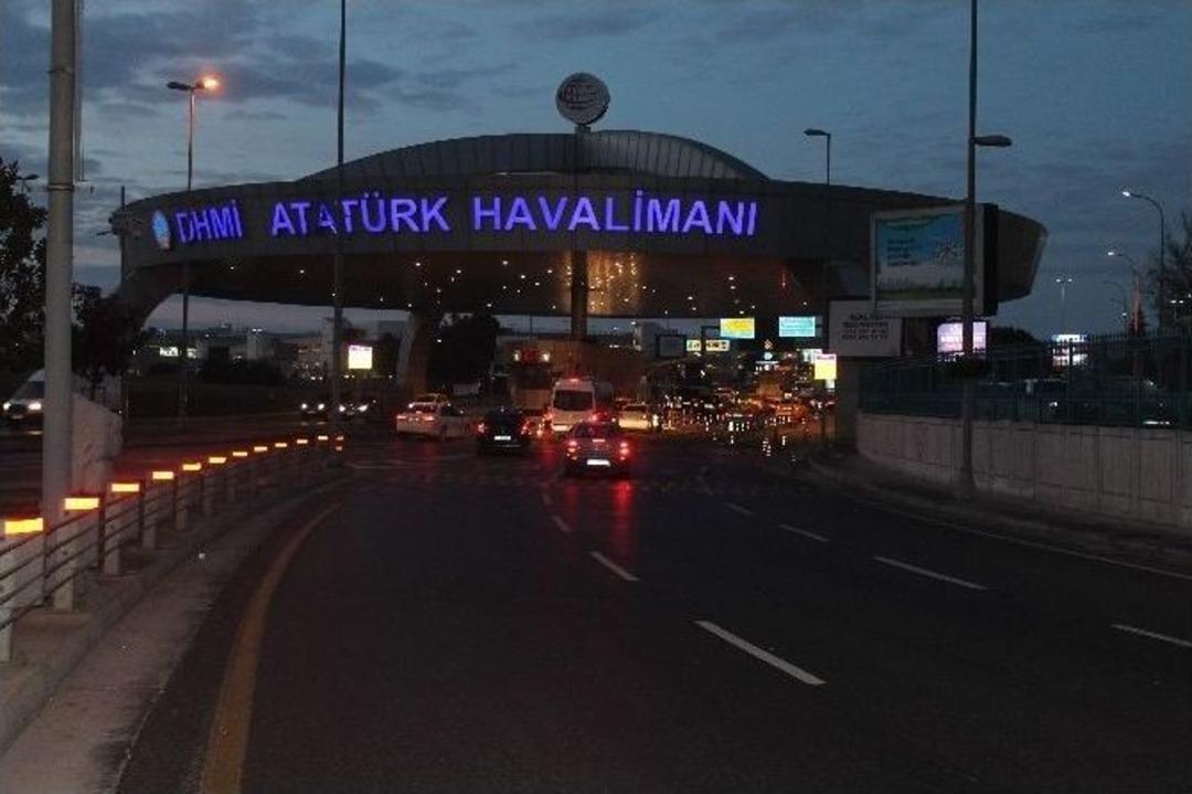 Atat&uuml;rk Havalimanı&rsquo;nda &lsquo;dur&rsquo; İhtarına Uymayan Minib&uuml;s Paniğe Neden Oldu