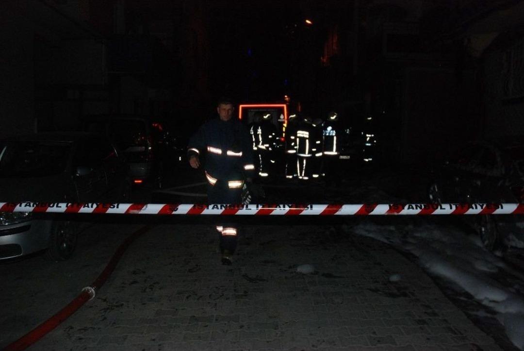 Bah&ccedil;elievler&rsquo;de İki Otomobil Alev Alev Yandı