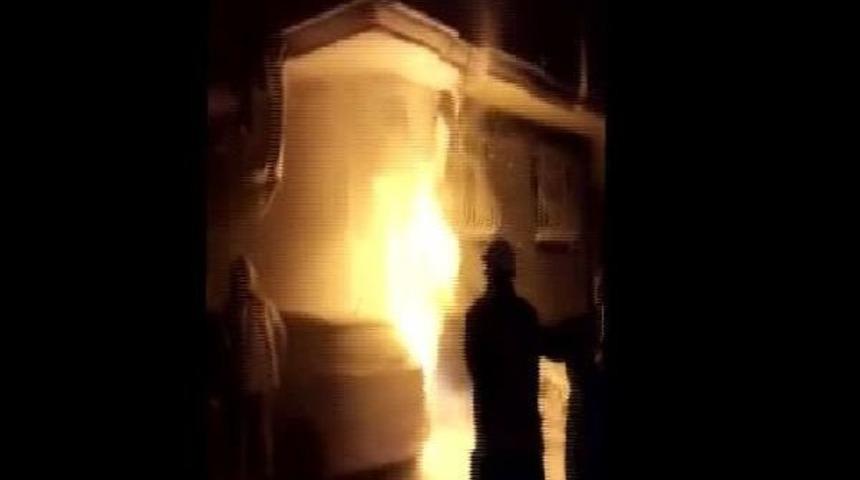 Bah&ccedil;elievler'de Park Halindeki Iki Ara&ccedil; Yandı