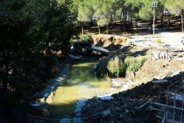 Tarihi B&ouml;lgede Sel Sularının Yıktığı K&ouml;pr&uuml; Yapılıyor 1