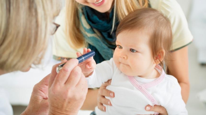 Bebeklerde g&ouml;z &ccedil;apaklanması 