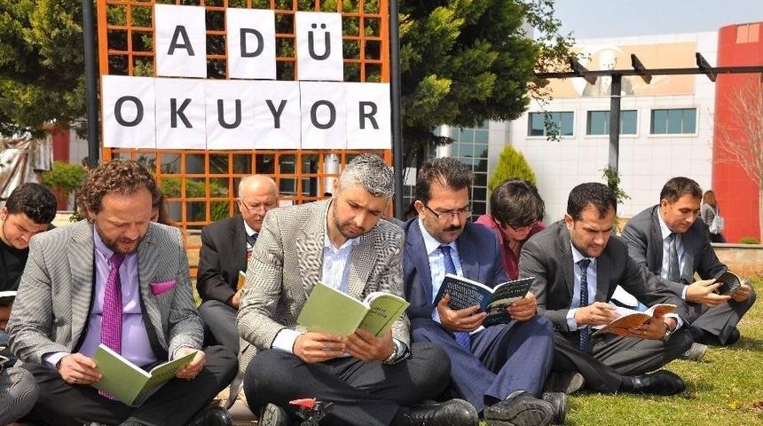 Ad&uuml; Kitap Okuyor