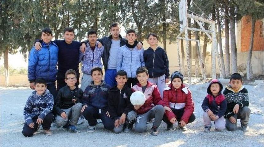 Tirkeşli &Ccedil;ocuklar Başkan Erg&uuml;n&rsquo;den Halı Saha İstedi