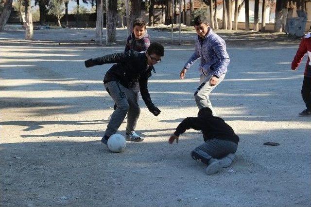 Tirkeşli Çocuklar Başkan Ergün’den Halı Saha İstedi