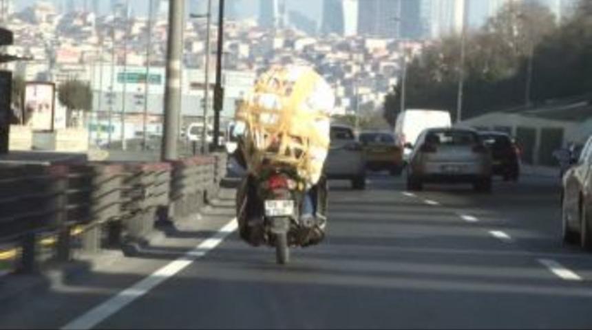 Motosikletle Taşıdığı Y&uuml;k Bu Kadarına Pes Dedirtti