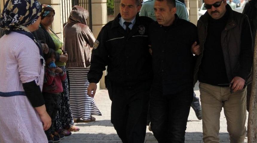 Cezaevi Firarisi Yakalanınca Adliye Kapısına Kafa Attı