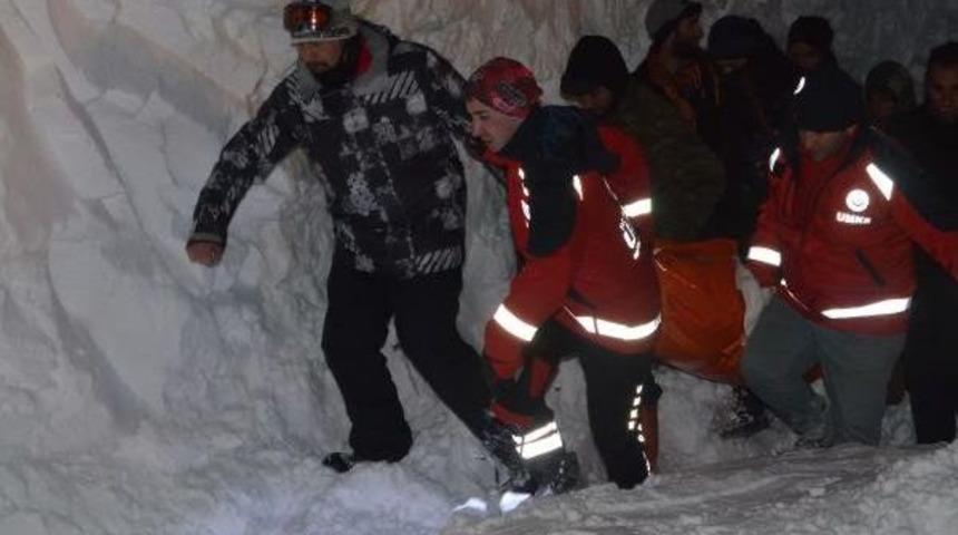 Karda Hastayı 2 Kilometre Sedyeyle Taşıdılar
