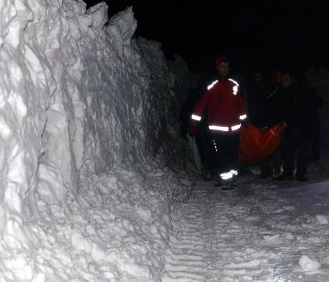 Karda Hastayı 2 Kilometre Sedyeyle Taşıdılar