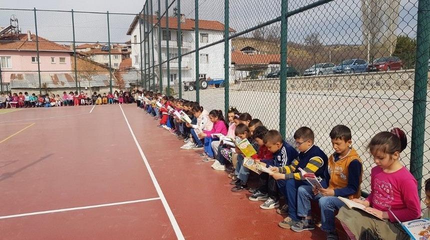 Spor Tesisinin A&ccedil;ılışı Topla Değil Kitapla Yapıldı