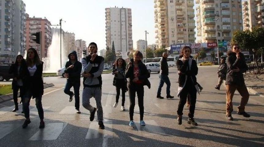 İnsanları Dansa Y&ouml;neltmek İ&ccedil;in Kırmızı Işıkta Dans Ettiler